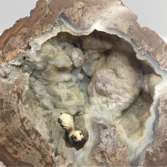 2LB14oz natural Crystal Agate Geode Quartz Crystal Healing with little squirrel - Picture 2 of 10